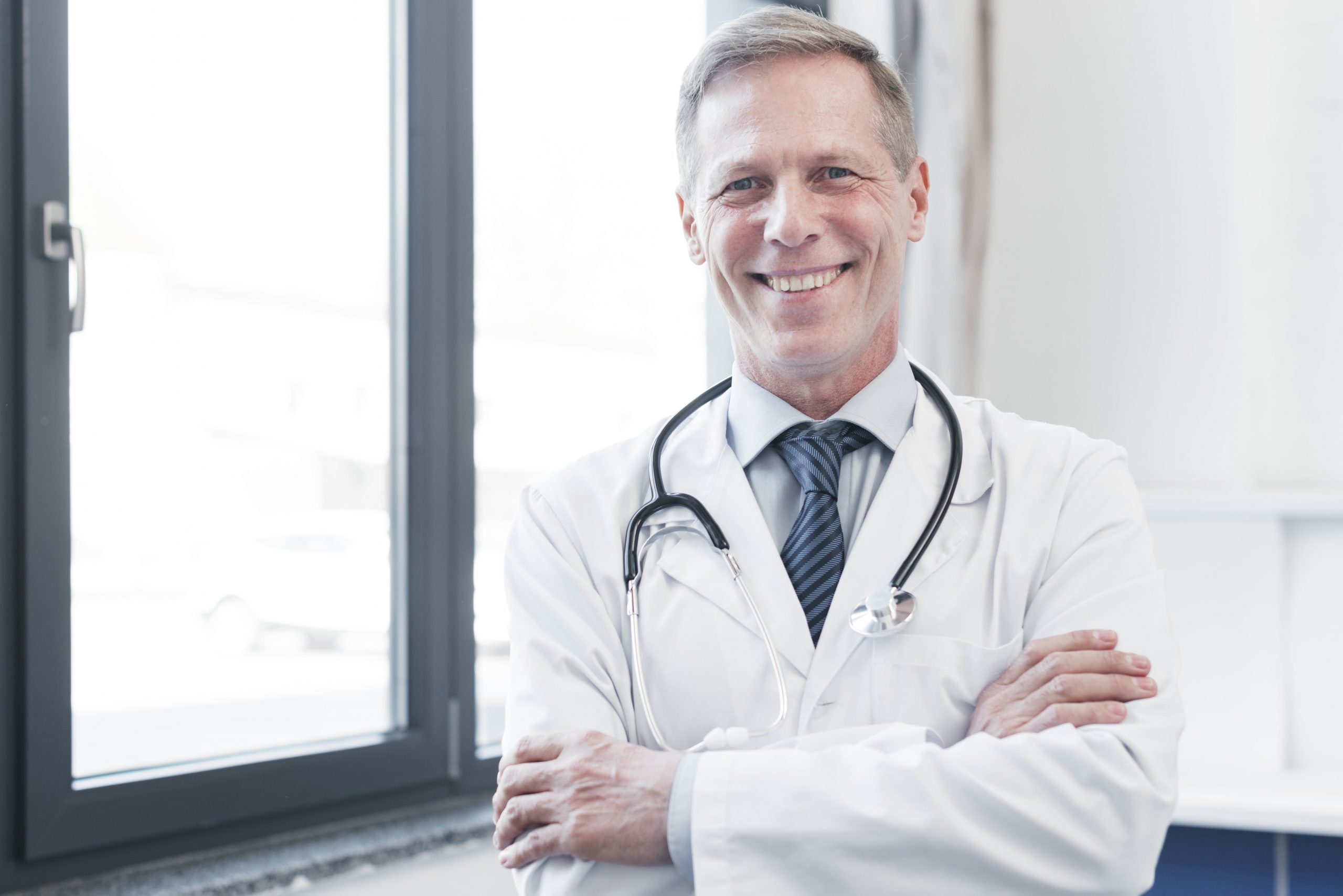 medico-de-familia-em-um-consultorio-medico-min