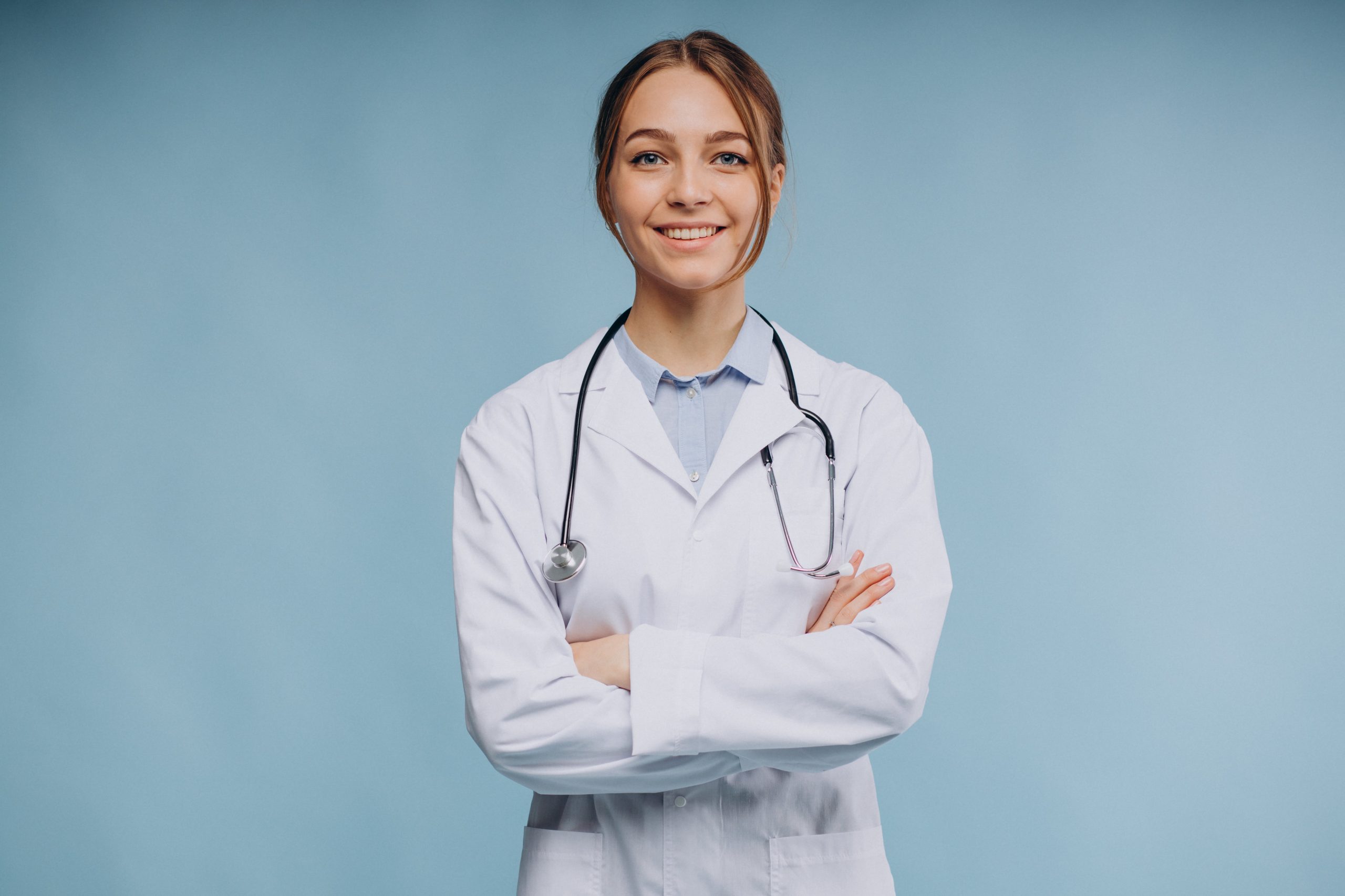 mulher-medica-vestindo-jaleco-com-estetoscopio-isolado-min