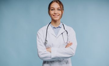 mulher-medica-vestindo-jaleco-com-estetoscopio-isolado-min